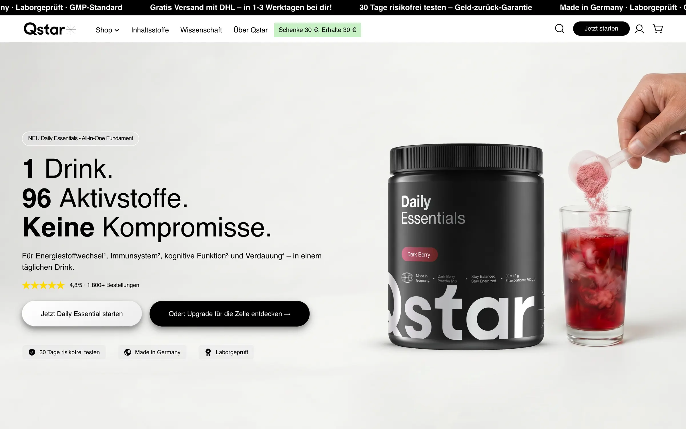 The Qstar homepage in German: 1 Drink. 96 Aktivstoffe. Keine Kompromisse., beside the Daily Essentials tub and a glass of the red drink